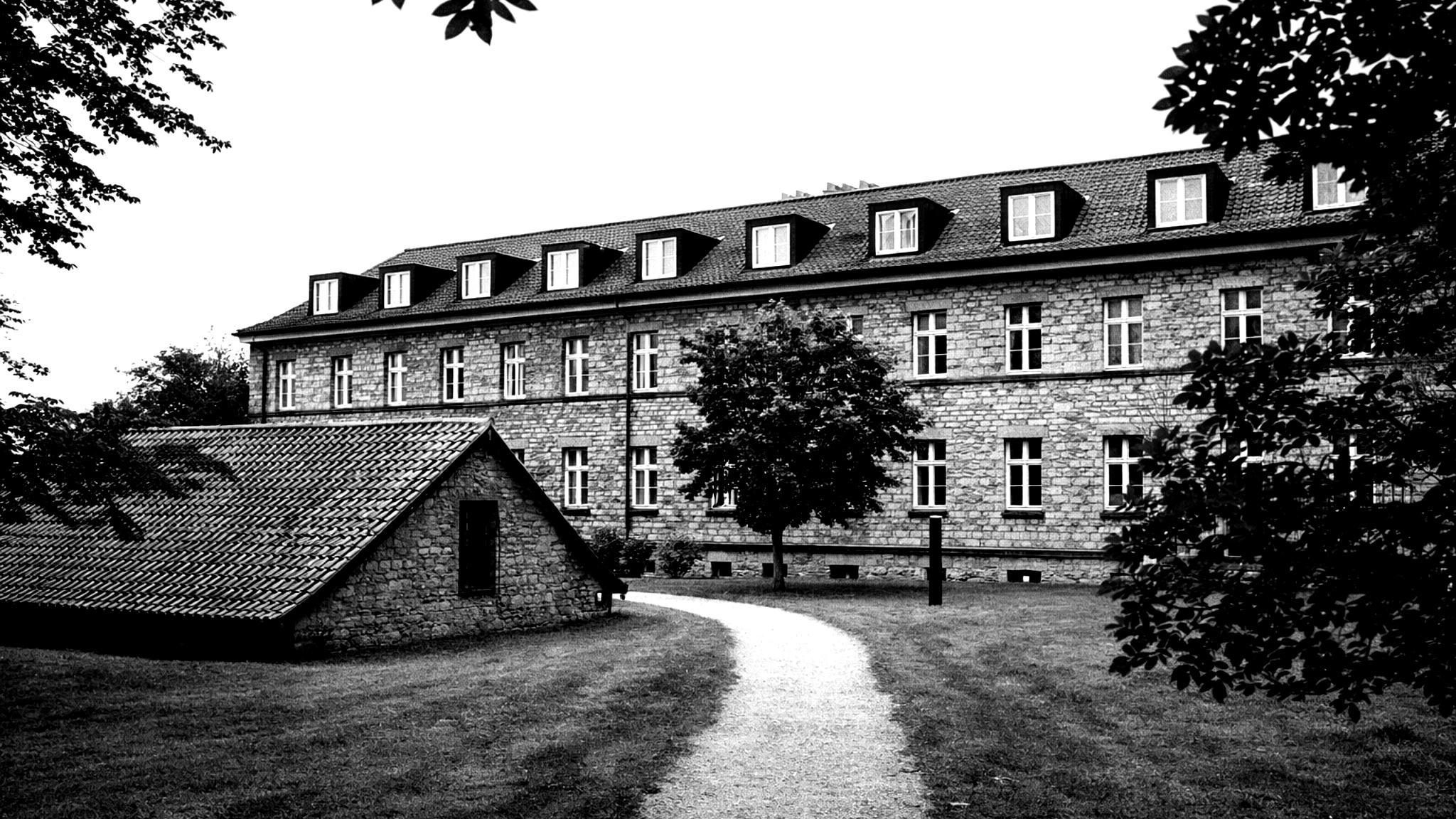 Novotel Hildesheim: Hofansicht mit der durchgehenden Gaubenreihe